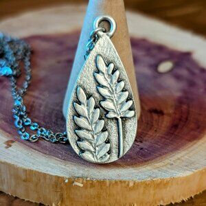 2 LEAVES NECKLACE: Silver-plated pendant and chain, depicting 2 beautiful leaves